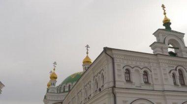 Kilise beyaz Panoraması altın Cupolas kutsal Dormition Kiev-Pechersk Lavra Dormition Katedrali binanın bir Ortodoks Kilisesi üst dış duvarlar