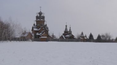 Dış Paraskeva Pirogovo Ukrayna sakral mimarisi, Barok kilise oluşan ahşap günlükleri kar soğuk gün Ukrayna'nın kutsal annesi kilisede