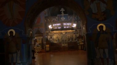 Pyres Trinity Katedrali kemer Thebes kutsal Dormition Pochaiv bir karanlık Hall iç mumlar yanan Lavra Paul haleler parlayan bir duvarlara resimler