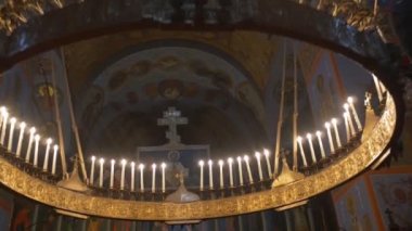 Pyres görüntüleri Saints Trinity Katedrali Thebes kutsal Dormition Pochaiv bir karanlık Hall iç mumlar yanan Lavra Paul bir duvarlarda freskler.