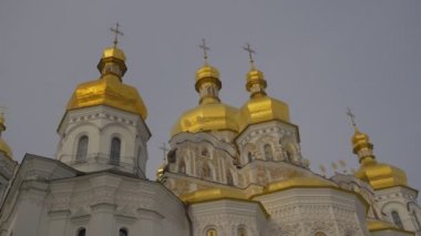 Bayan siyah kilise beyaza yürüme altın parlayan Cupolas kutsal Dormition Kiev-Pechersk Lavra Dormition katedral dış bir Ortodoks Kilisesi duvar