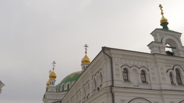 Panorama de la Iglesia Murallas Blancas Cupolas de Oro Santa Dormición Kiev-Pechersk Lavra Dormition Catedral Exterior de una Iglesia Ortodoxa Parte superior del edificio — Vídeo de stock