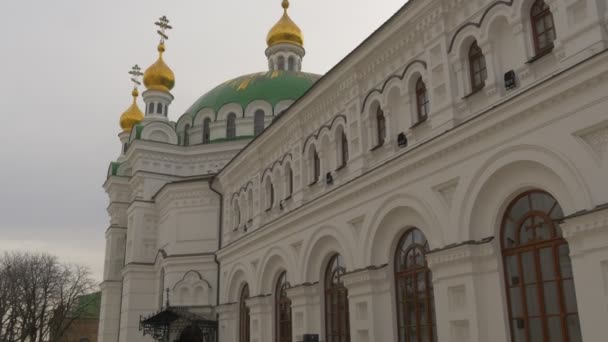 Sylwetka człowieka w dziennych architektury dziedziniec refektarz świątyni Kijów Świętego Zaśnięcia Kiev-Pechersk Lavra wiosna zachmurzony zewnątrz Kościół prawosławny — Wideo stockowe