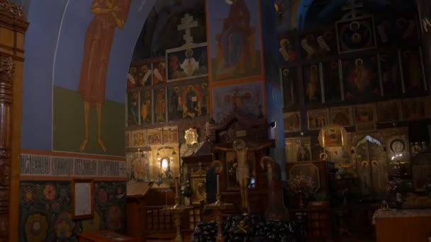 烛台在三一大教堂的燃烧的蜡烛在黑暗大厅室内的底比斯圣东正大 Pochaiv 修道院 Paul 图像上墙上的壁画 — 图库视频影像