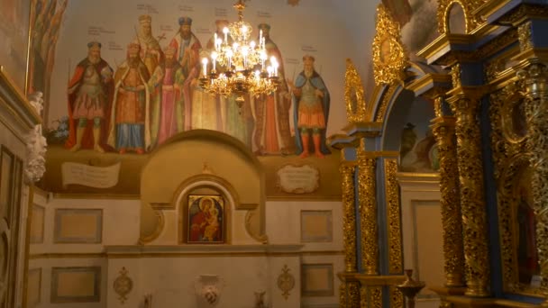 Fresco en Kiev-Pechersk Lavra San Barsanuphius y el Día de Juan el Profeta Imagen de una Iglesia Padres en una pared Decoración interior Iluminación brillante — Vídeos de Stock