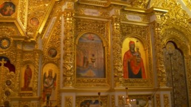 Erkekler Kiev-Pechersk Lavra iç dekorasyon Saint Barsanuphius içinde duruyorsun ve John dekorasyon arıyorsunuz Peygamberin gün kulları için dua ediyor