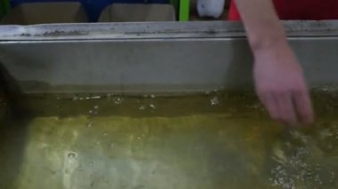 Adam çalışan bir cam oyuncak kızmak yapılan Noel oyuncak bir su fabrikası, yılbaşı topları Klavdievo Ukrayna üretim cam yeni yıl Toys soğutma