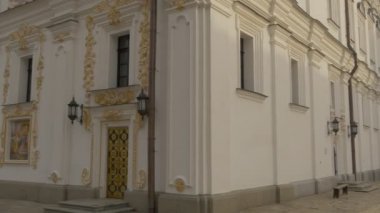 Güneş oturur arkasında Kilisesi İsa'nın Doğuşu yeşil çatı altın kubbe haçlar üst beyaz duvarları kutsal Dormition Kiev-Pechersk Lavra Panorama Ukrayna bulutlu gün