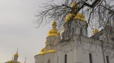 Kutsal varsayım Kiev-Pechersk Lavra Panorama bir dış Ukrayna bulutlu gün yemekhane kilise Dormition Katedrali altın Cupolas beyaz duvarlar yeşil çatılar
