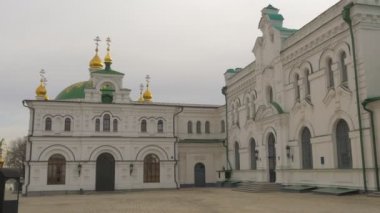 Yemekhane Kilisesi yeşil çatı Dormition Katedrali altın Cupolas beyaz duvarları kutsal varsayım Kiev-Pechersk Lavra Panorama Ukrayna bulutlu gün parlıyor