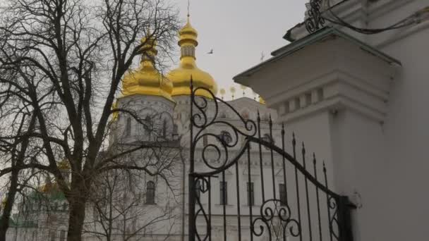 Porten till en Dormition katedralen Bell Tower gula väggar gyllene kupoler vita väggar heliga antagandet Kiev-Pechersk Lavra Panorama Ukraina molnig dag — Stockvideo