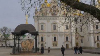 Katedral Kutsal Dormition Kiev-Pechersk Lavra Günü Martha ve Mary İnsanlar Eski Duvar Bir Ortodoks Kilisesi Mimarisi Parçası tarafından Yürüyüş