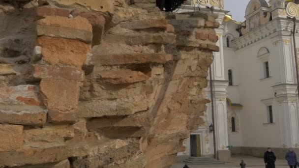 Partie de l'ancien mur de l'ancienne cathédrale de la Dormition Personnes à la Sainte Dormition Kiev-Pechersk Lavra Mémorial historique dans une cour de l'église Architecture orthodoxe 