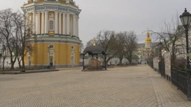 Çan Kulesi Kutsal Dormition Katedrali Sarı Boyalı Duvarlar Beyaz Sütunlar KatedralI Kutsal Varsayım Kiev-Pechersk Lavra Tarihi Anıtı Eski Duvar Parçası