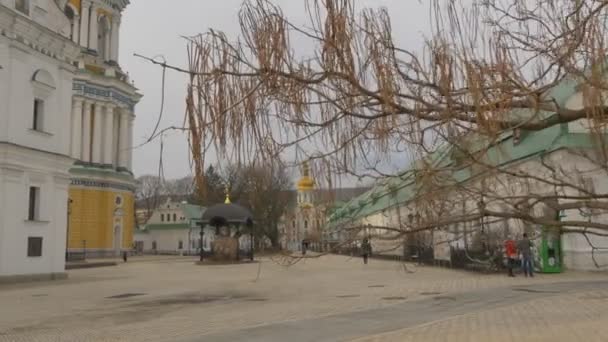 Een deel van de oude muur van voormalige Dormition kathedraal klokkentoren geel geschilderde muren witte kolommen kathedraal Heilige Hemelvaart Kiev-Pechersk Lavra historisch monument — Stockvideo