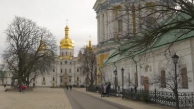 İnsanlar Bir Ortodoks KiliselerUkrayna Kutsal Dormition Kiev-Pechersk Lavra Mimarisi Dormition Katedrali Ana Giriş Bir Çan Kulesi tarafından Yürüyüş