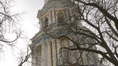 İnsanlar çan kulesi kutsal Dormition Katedrali giriş katedral sarı boyalı duvarlar beyaz sütunları katedral kutsal varsayım Kiev-Pechersk Lavra için