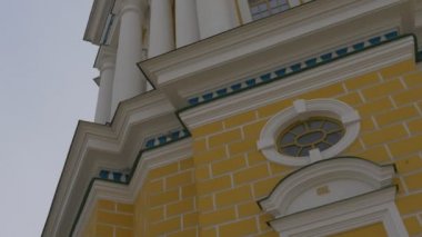 Erkek fotoğraf çan kulesi, Dormition Katedrali giriş Panoraması sarı alarak duvarlar beyaz sütunları katedral kutsal varsayım Kiev-Pechersk Lavra boyalı