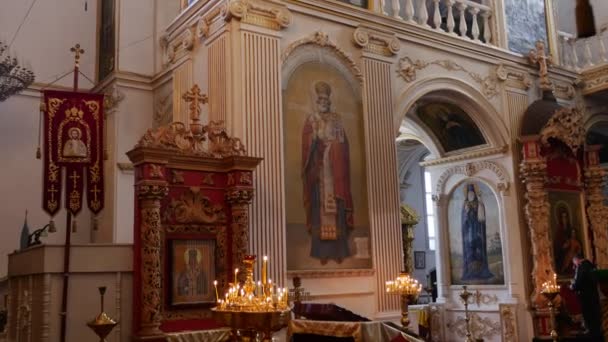 Balkon in de kathedraal van het klooster van Mgar Verlosser-transfiguration dag van icoon van Mary iconen van een heiligen banners mannelijke klooster in Poltava regio Oekraïne — Stockvideo