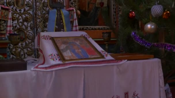 Bestickte Handtücher in der Kirche des heiligen Erzengels Michael in Pirogowo Heiligabend geschmückte Neujahrskerzen Bilder ethnische Dekoration — Stockvideo