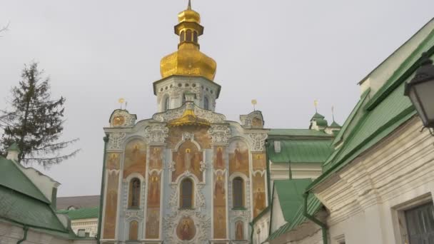 Entrada decorada a la Catedral de la Dormición Imágenes pintadas en la pared Santa Dormición Kiev-Pechersk Lavra Arquitectura de una Iglesia Ortodoxa Ucrania — Vídeos de Stock