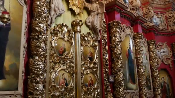 Wall med bilder Cathedral på Mgar Transfiguration Monastery Day ikon av Mary ikoner av en Saints Golden Decor Male kloster i Poltava region Ukraina — Stockvideo