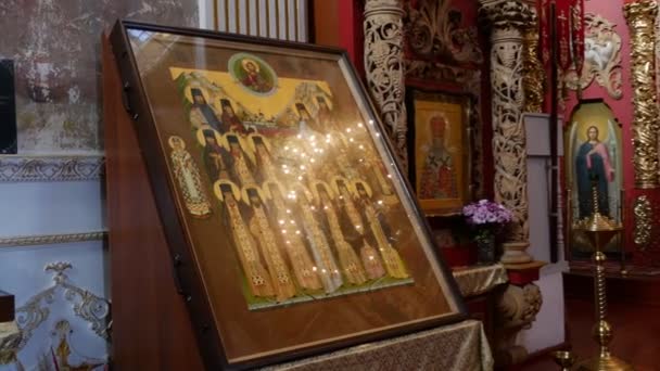 Внутренний кафедральный собор в Мгарском Спасо-Преображенском монастыре День иконы Божией Матери — стоковое видео