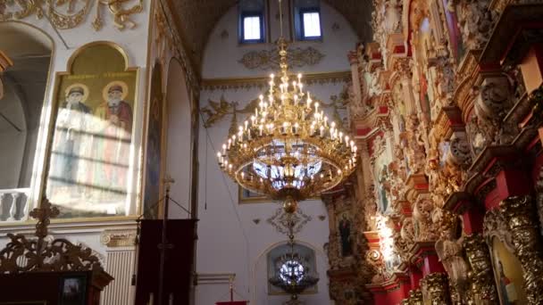 Lamp interieur kathedraal op Mgar Verlosser-Transfiguratie klooster dag van pictogram van Mary beelden van een mannelijke heiligen gouden Decor-klooster in Poltava regio — Stockvideo