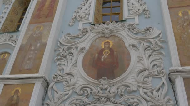 Fretwork sur une entrée murale à une Dormition Cathédrale Images Saints avec Halos d'or Fenêtres semi-circulaires Sainte Dormition Kiev-Pechersk Lavra Ukraine Kiev 