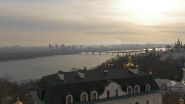 이런 Dormition 키예프 페체르시크 Lavra 교회 복잡 한 우크라이나 녹색 지붕 황금 돔 Dnepr Paton 다리 강 키예프 도시 지평선의 일몰에 — 비디오