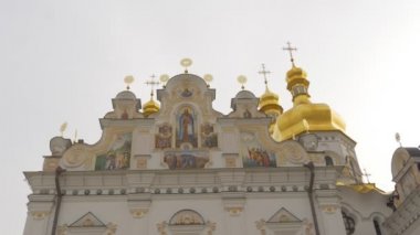 Gable güneşli gün Panorama bir kilisenin duvarları görüntüleri Saints kutsal Dormition Kiev-Pechersk Lavra varsayım Ukrayna'nın cupolas Dormition Katedrali görüntüleri