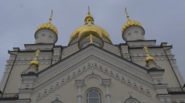 Başkalaşım katedral altın Cupolas ana girişi görüntülerdir parlayan bir duvara kapı kutsal Dormition Pochaiv Lavra bulutlu gökyüzü Ukrayna yukarıda