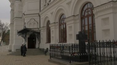 İnsanlar yakın giriş yemekhane kilise Kiev-Pechersk Lavra mezar ile mermer çapraz barınak yukarıda kapı altın Cupolas çarpılar üst Panorama üzerinde olduğunu