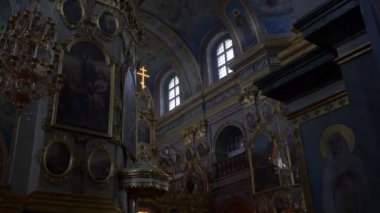 İnsan siluetleri Dormition Katedrali Noel kutsal Dormition Pochaiv Lavra iç kilise Noel ışıkların köknar ağaçlarının koyu salonu dekore edilmiştir.