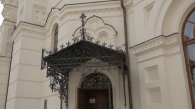 Yemekhane kilise Dormition Kiev-Pechersk Lavra kapı Katedrali sığınak girişidir yukarıda kapı altın Cupolas çarpılar üst Panorama bir duvar üzerinde