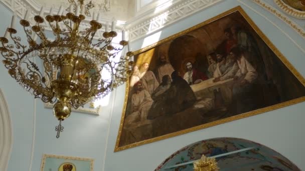 ランプは、大聖堂の内部を写真 Mgar 救世主変容修道院日メアリーのアイコン男性修道院ポルタヴァ地域ウクライナ正教会宗教的なイメージの — ストック動画