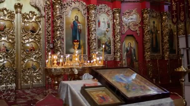 Bougies dans la cathédrale Mgar Sauveur-Transfiguration Monastère Jour de l'icône de Marie Monastère masculin Région de Poltava Ukraine Église orthodoxe Images religieuses — Video