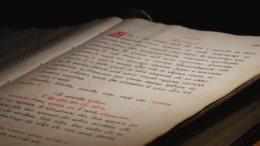 Eski antik Kilisesi kitap eski Slav mektupları kutsal Ortodoks metin kırmızı ve siyah harflerle hizmet Holy Trinity Jonah'ın Manastırı Ukrayna Kiev