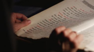 Ruhban sınıfı'nın eller eski Slav harfleri okuma kutsal Ortodoks metin kutsal üçlü Jonah'ın Manastırı ile kitap eski antika kitap aracılığıyla Leafing