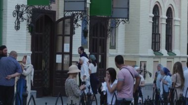 İnsanlar Trinity Jonah'ın Manastırı kutlama Mary Dormition bırakarak Ukrayna Kiev kadınlar onların başları kapalı eski bina ile yürüme