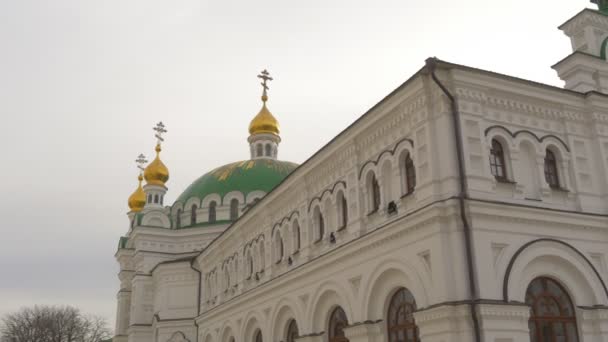 Kerk van de geboorte kerk complexe groen dak gouden koepels kruist op Top wit muren Heilige Dormition Kiev-Pechersk Lavra Panorama Oekraïne bewolkte dag — Stockvideo