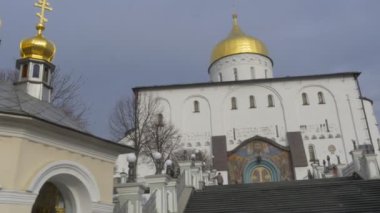 Dormition Katedrali geniş merdivenleri Ortodoks Manastırı Pochaiv Ukrayna hareket merdiven görüntü İsa ve azizler ile haleler çevresinde kapı girişine