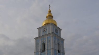 Çan kulesi, Mikhailovsky Katedrali saat altın kubbe kule ile mavi boyalı ve beyaz yarım daire biçimli Windows bulutlu gökyüzü arka plan Kiev Ukrayna üzerinde olduğunu