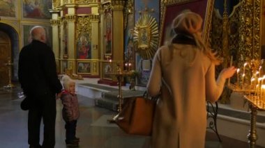 Adam ile çocuk Aziz Michael'ın erkek manastır Noel arifesi Kiev açık görüntü içinde konuşmak Dranddaughter öğretim mum yanıyor için duran adam