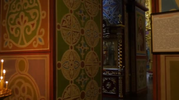 Ludzie z przodu ikon Saint Michael's Golden Top Male klasztor wigilijny Kijów ludzie modlą się w ciemnej sali Kościoła obrazy ikony złote dekoracje — Wideo stockowe