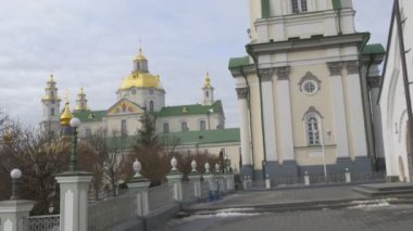 Din adamları Courtyard kilise Panorama binalar Dormition Katedrali kutsal Dormition Pochiv Lavra Ortodoks Manastırı Pochaiv Ukrayna tarafından yürüyüş olduğunu