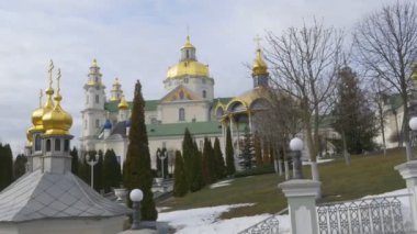 Bir avlu Dormition katedral kilise kutsal Dormition Pochiv Lavra Ortodoks Manastırı Pochaiv Ukrayna yaprak dökmeyen ağaçları içindeki küçük modelinin Panoraması