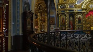 Saint Michael Altın Top Erkek Manastırı Noel Arifesi Kiev Kıdemli Yaşlı Adam Man Mumlar Altın Zengin Dekor Önünde Dua Kendini Crossing olduğunu