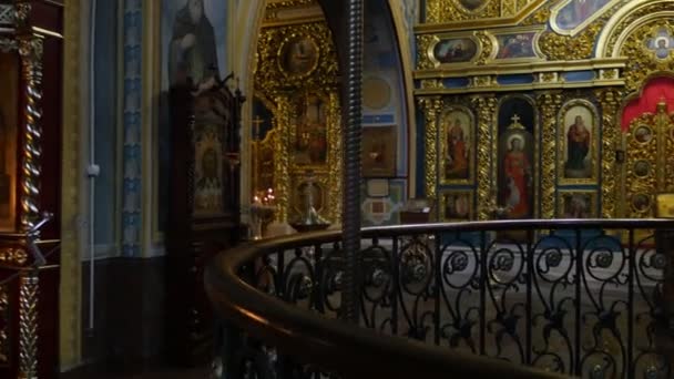 Hombre en el Monasterio de San Miguel de Oro Top Masculino Nochebuena Kiev Senior Aged Man is Crossing Himself Praying in Front of Candles Golden Rich Decor — Vídeo de stock