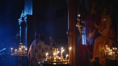 İnsanlar Holy Trinity Jonah Manastırı Mary's Dormition Day Kiev Priest bir Censer İbadet kullanarak Kilise Görüntüleri Simgeler Mumlar Karanlık Bir Salon da Dua Vardır